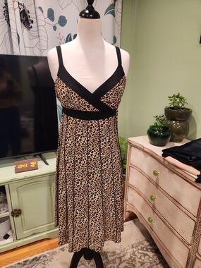 Sleeveless Leopard Print V-Neck Dress with Black Trim